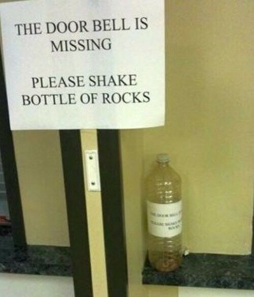 12. «Дверной звонок отсутствует. Пожалуйста, потрясите бутылку с камнями»