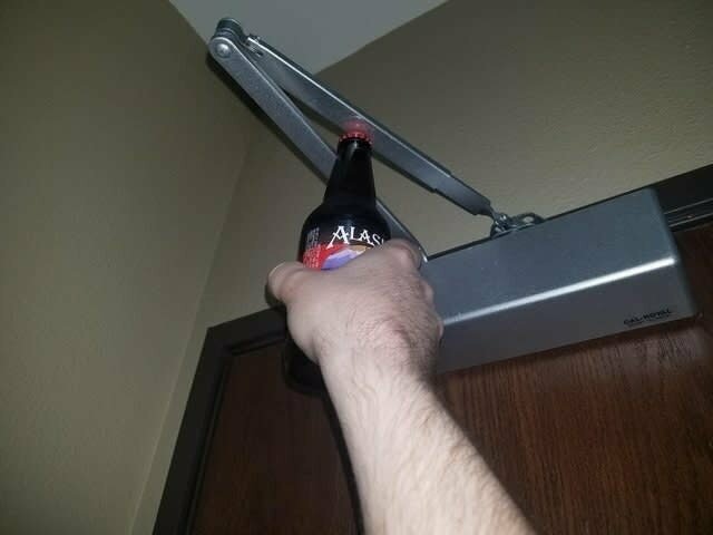 Если в номере отеля не оказалось открывалки, бутылку пива легко открыть о запорный механизм в верхней части двери