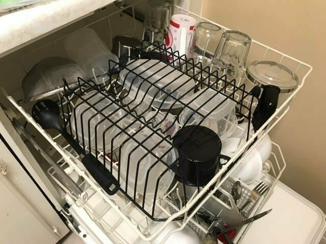 Накройте пластиковые банко перевернутой полкой для сушки посуды, и они не разлетятся по посудомойке