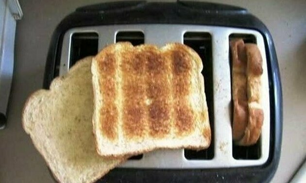 Положите в тостер два кусочка хлеба сразу - и готова основа для идеально прожаренного сэндвича