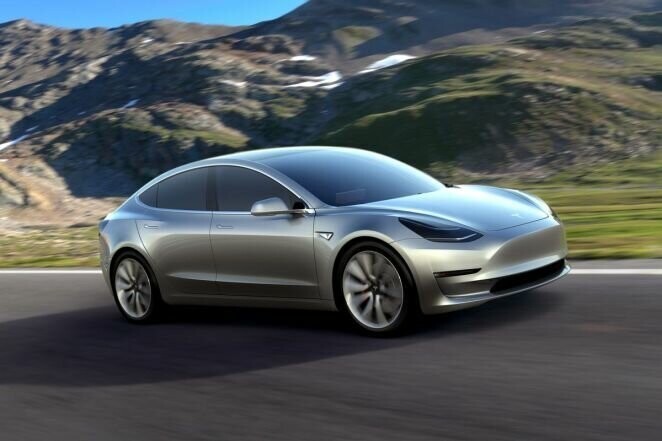 Шварценеггер подарил шведке, прогуливающей школу, Tesla