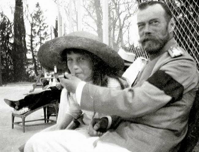 20. Княжна Анастасия пробует сигарету из рук отца, императора Николая II, 1916 год
