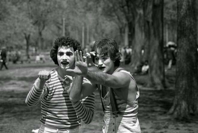 5. Раннее фото неизвестного ещё Робин Уильямс (справа) в Центральном парке Нью-Йорка, 1974 год