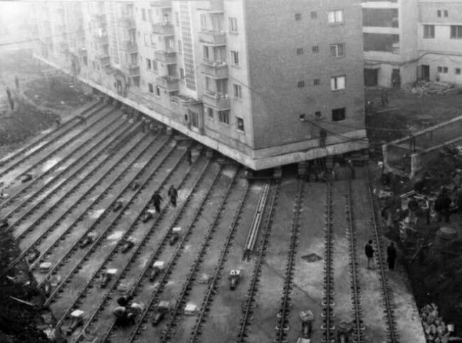 17. Перемещение многоэтажки весом 7600 тонн, чтобы проложить бульвар в румынском городе Алба-Юлия, 1987 год