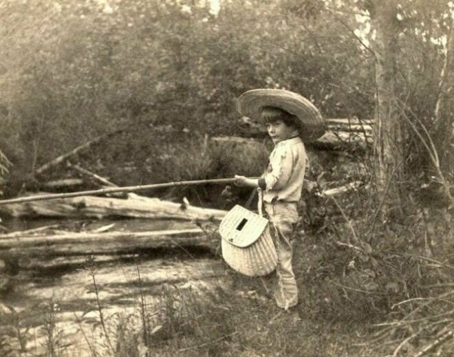 16. Маленький Эрнест Хемингуэй на рыбалке, 1904 год