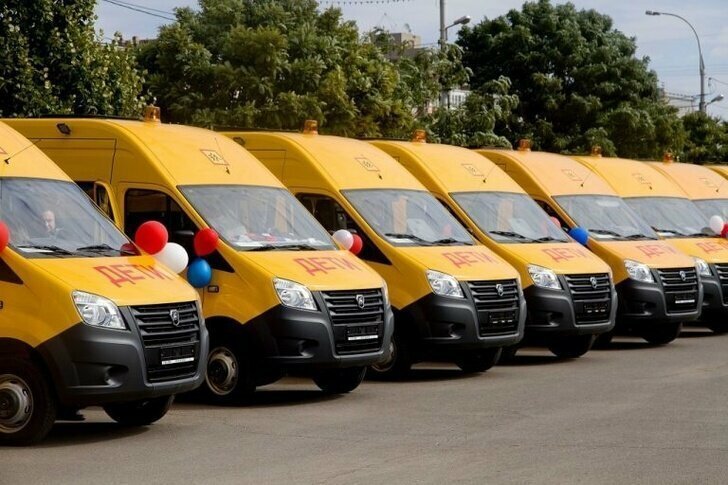 В Астраханской области вручили ключи от 47 новых школьных автобусов