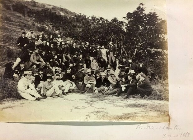Местные британцы на пикнике, остров Линь Тин