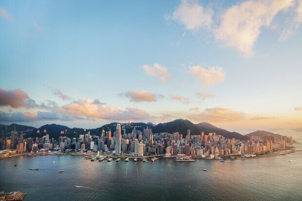 Ну а вот так Гонконг выглядит сегодня. Его заполонили сотни небоскребов и тысячи высотных зданий