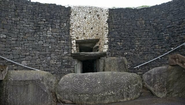 Таинственная гробница Ньюгрейндж в Ирландии — старше, чем Великие пирамиды в Египте