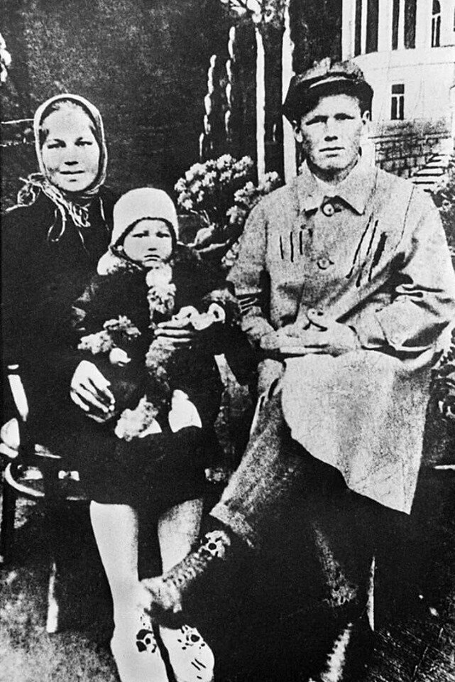 Маленький Боря Ельцин с родителями. 