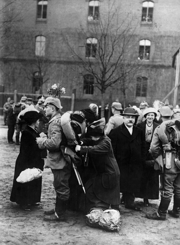 Ну как без мамы… Перед отправкой на фронт, Германия, 1914 год. 