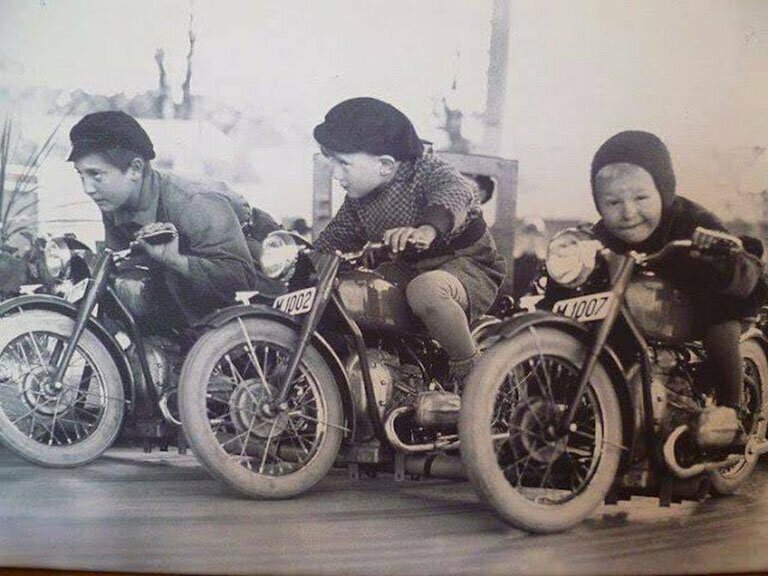 Юные советские байкеры 