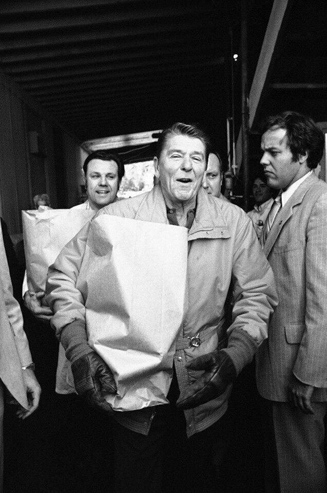 17 декабря 1980 года. Рональд только что выиграл президентскую гонку и теперь выходит из лавки мясника затарившись всем необходимым для барбекю. 