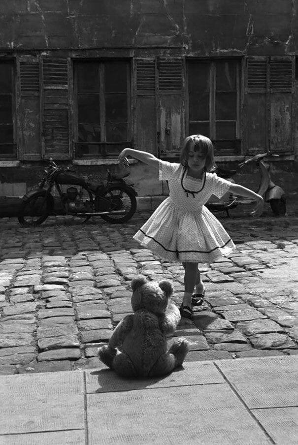 Девочка танцует для своего плюшевого мишки, Париж, 1961 год 