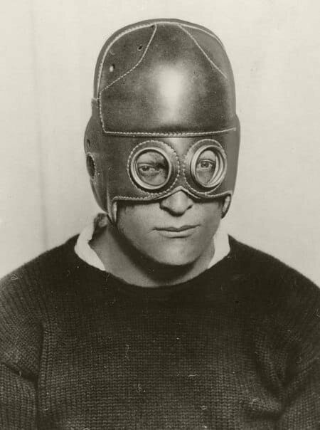 Из-за плохого зрения подающий большие надежды футболист Фрэнк Яблонски мог выбыть из игры, тогда его тренер спроектировал специально для него новый тип шлема с встроенными оптическими линзами, 1930 год. 