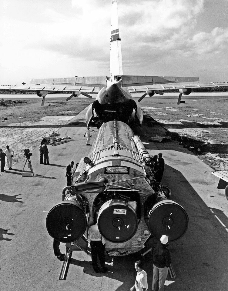 Загрузка космической ракеты-носителя Atlas #109-D в транспортный самолет C-133, 30 ноября 1961 года. 