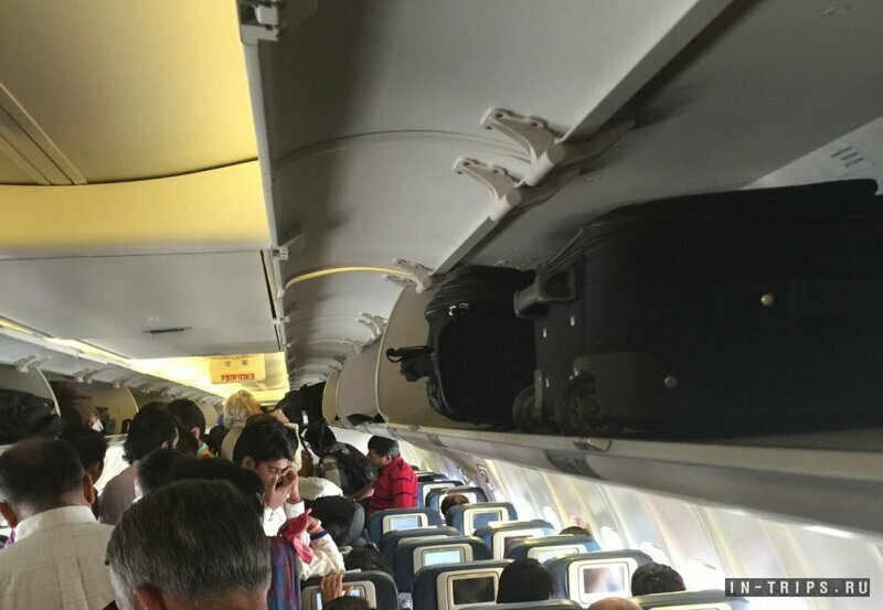 Чье место на полке для багажа над сиденьем в самолете?