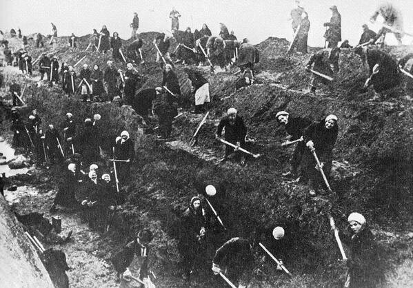 20. Женщины готовятся и копают противотанковые рвы вокруг Москвы, 1941 год