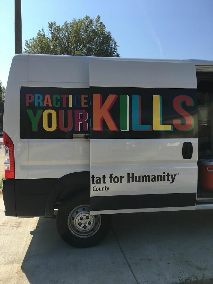 11. Еще одна ошибка дизайна: "Практикуйте свои убийства" на фургоне благотворительной организации Habitat for Humanity