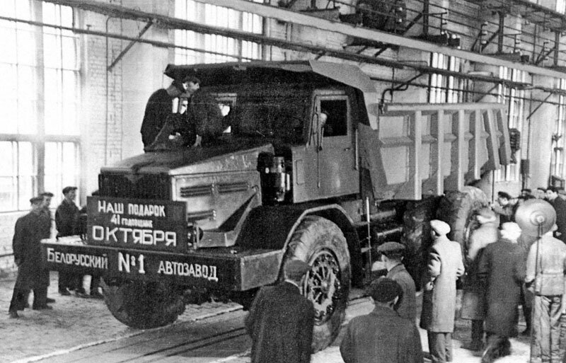 Первый самосвал МАЗ-525, сошедший с конвейера Белорусского автомобильного завода