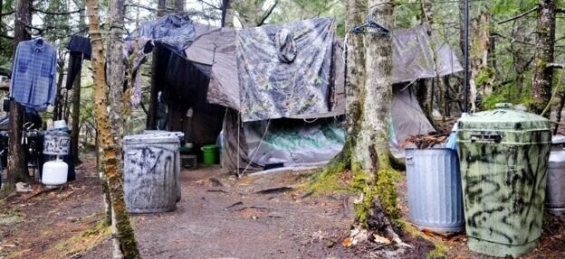 Так выглядел лагерь Найта на поляне в лесу у озера Норт-Понд