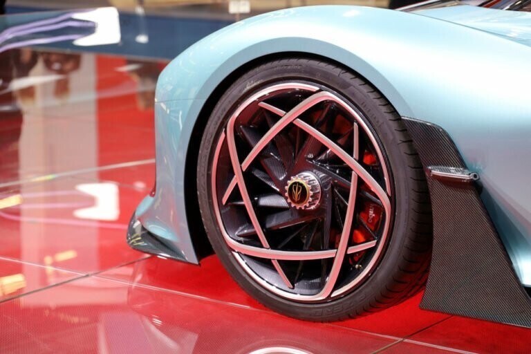 Китай представил супергибрид, который оказался быстрее Bugatti Chiron