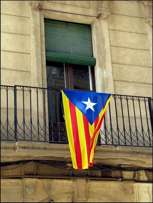 1. Доказывать местным жителям, что Каталонии лучше оставаться частью Испании