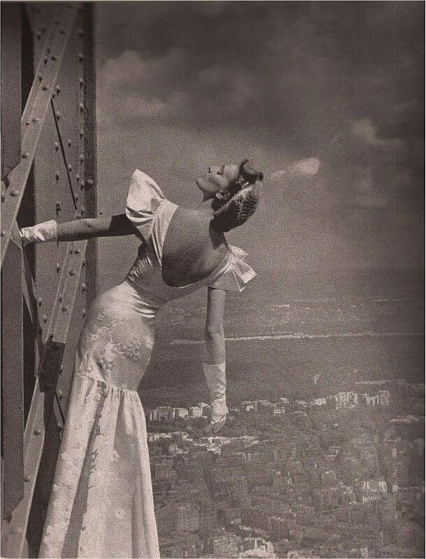 Модель позирует на вершине Эйфелевой башни в Париже. 1939 год