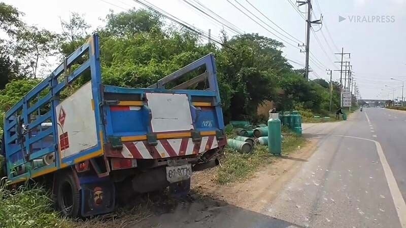В Таиланде колесо от грузовика влетело в машину: женщина-водитель избежала травм