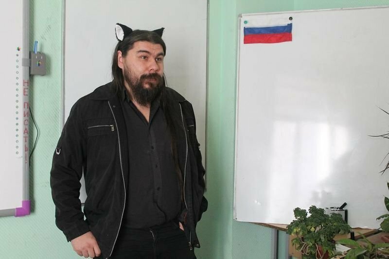 Учителю-котику Александру Сегиневу не привыкать идти на разные хитрости, чтобы сохранять на себе внимание детей. На уроках он не пользуется учебниками, а сам придумывает задачи.