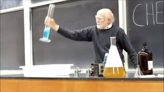Мистер Хантер - учитель химии. Он делает все, чтобы сделать урок максимально продуктивным и интересным.  Ради химии он сжигает купюры и проделывает невероятные фокусы с реактивами!