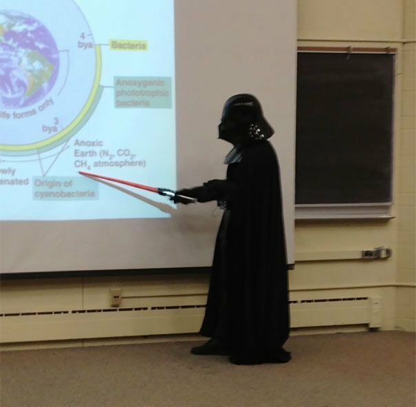 Профессор микробиологии ведет свои лекции в костюме Дарта Вейдера из Звездных войн.