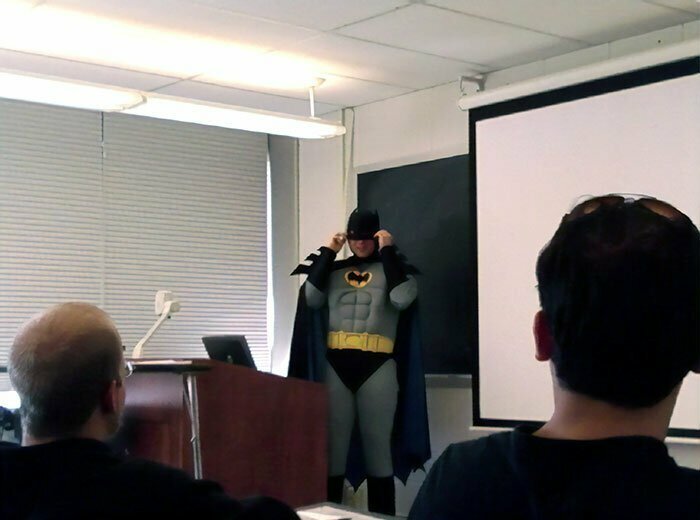 11. "Преподаватель сказал, что если 80% класса хорошо справится с тестом, он весь день будет ходить в костюме Бэтмена. Это фото с дня, когда мы получили оценки"