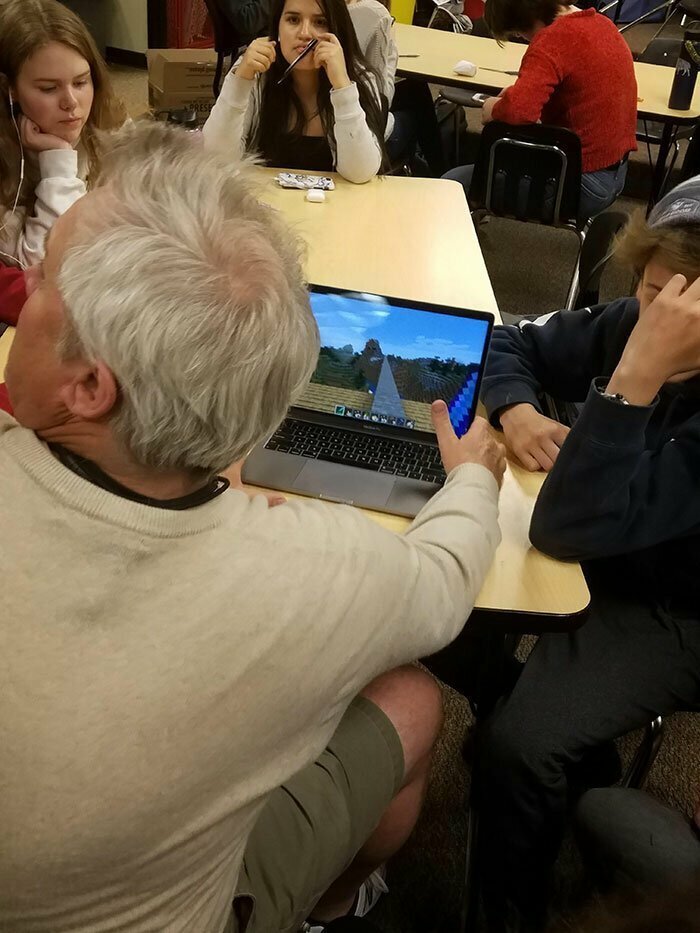30. "Учитель показывает нам свой мир Minecraft"