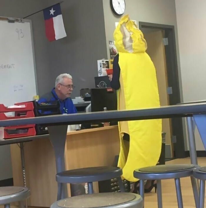 35. "Каждую пятницу моя учительница приходит в школу в костюме банана, чтобы задать пятничное настроение"