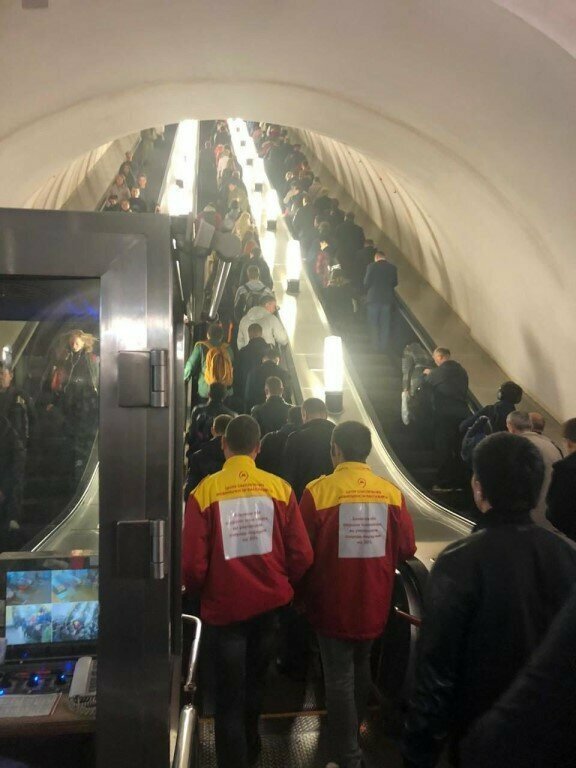 Московское метро решило приучить пассажиров занимать обе стороны эскалатора