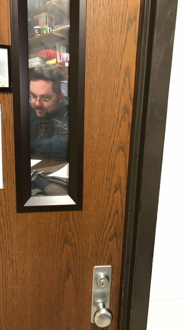 «Мой учитель приклеил своё фото на дверь, чтобы казалось, что он всегда в кабинете»