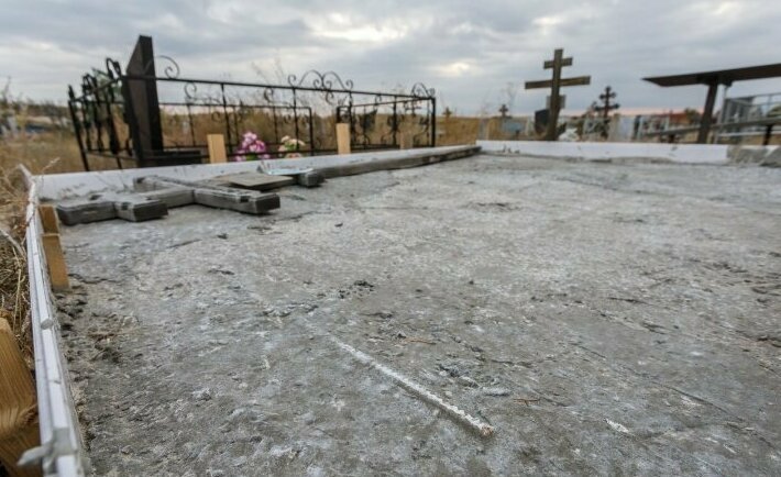 Немного переборщили: у жительницы Волгограда могилу мужа и сына закатали в бетон