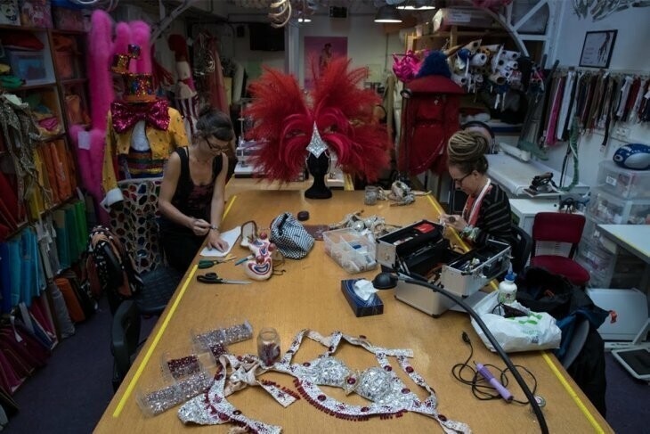 Художники по костюмам работают над тщательно украшенными нарядами в мастерских Мулен Руж