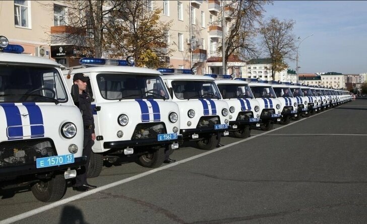 Полицейским Мордовии вручили ключи от 28 автомобилей