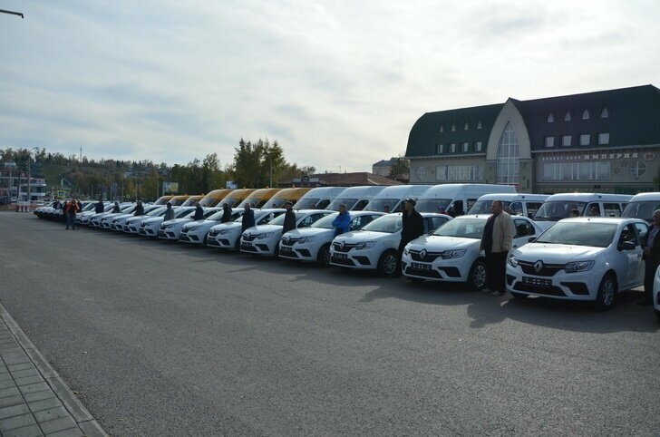 Образовательные учреждения Алтайского края получили 49 новых автомобилей