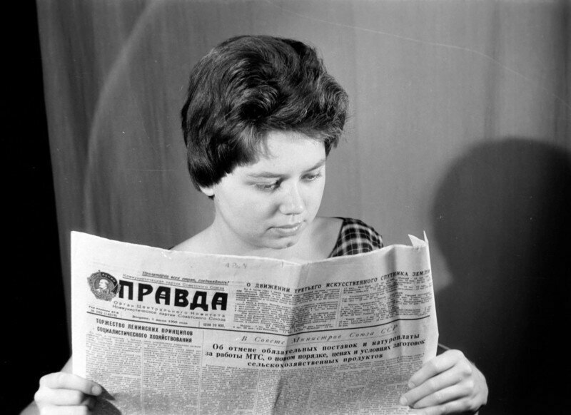 Студентка Рабоче-крестьянского факультета (ABF) в Йене читает советскую газету «Правда». ГДР,1958
