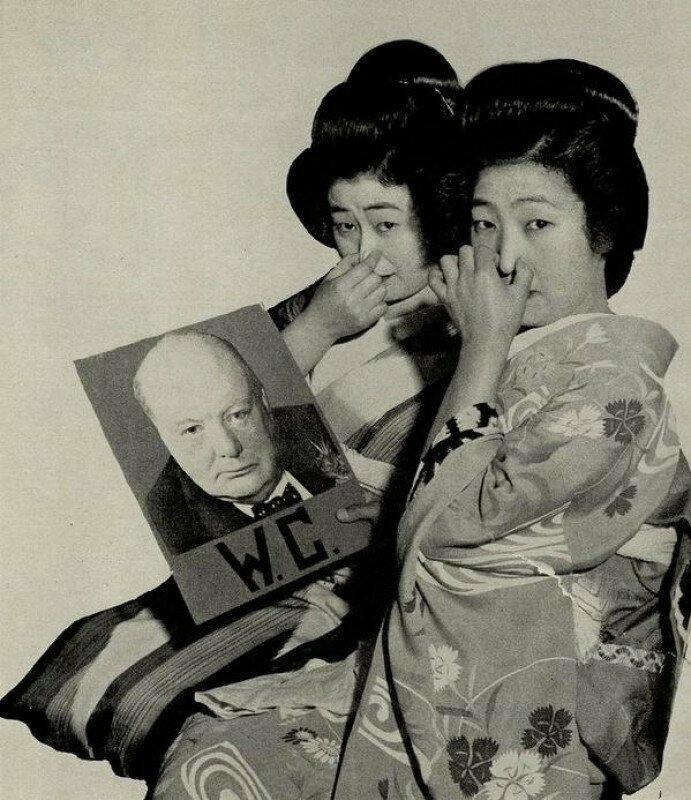  Японские гейши показывают своё отношение к премьер-министру Великобритании Уинстону Черчиллю. Токио. Япония. 1941.