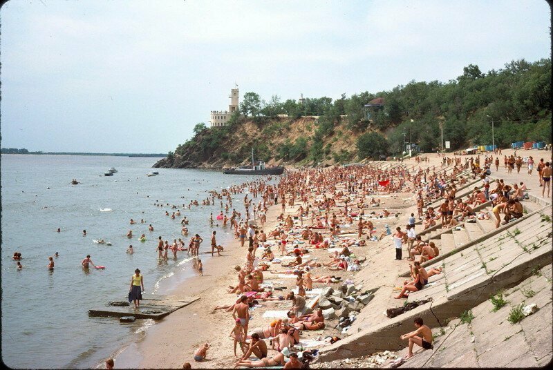 Отдыхающие на набережной Амура и пляже. Хабаровск, СССР. Лето 1975 года. 
