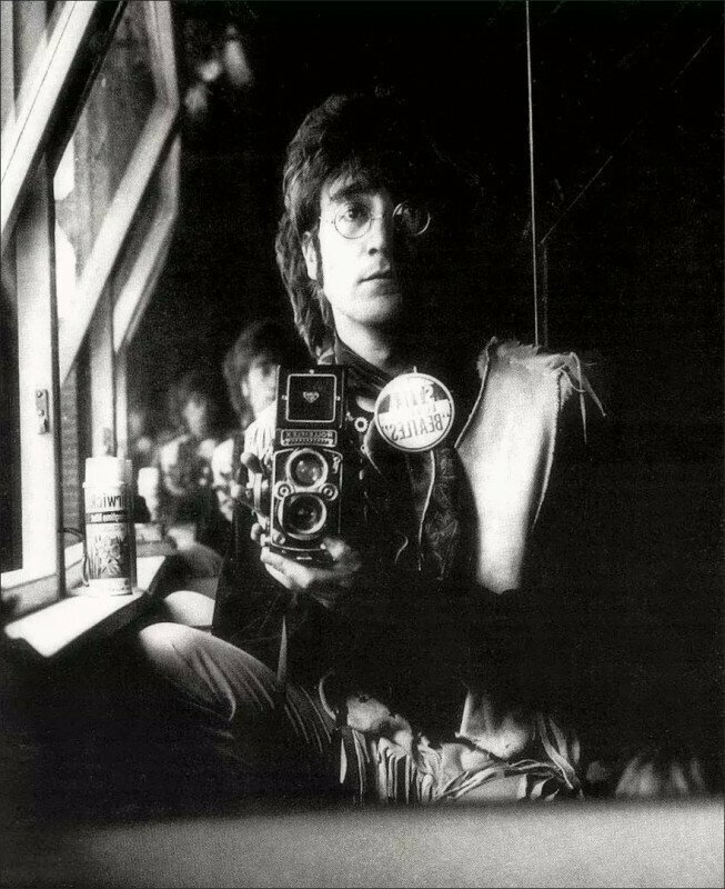 Джон Леннон с фотоаппаратом Rolleiflex, 1967 год