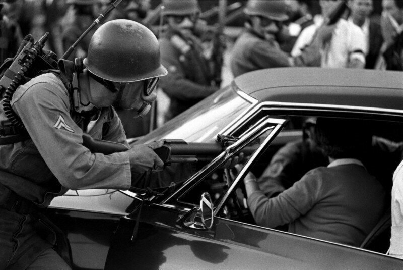 Нацгвардия арестовывает людей на протестах против войны во Вьетнаме. США, Чикаго, 1968г.