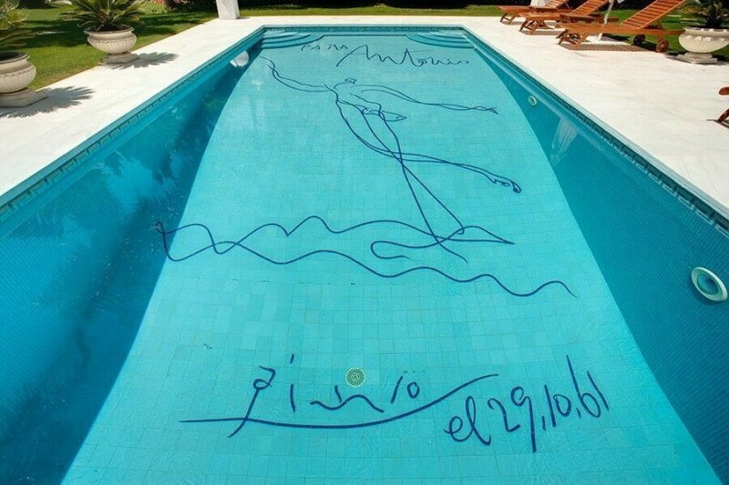 Автограф Пабло Пикассо на дне бассейна Испания, 1961 год.