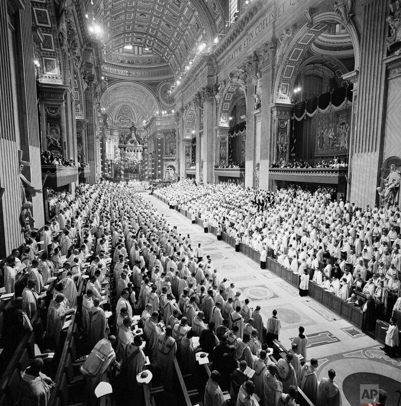 Папская процессия движется по главному нефу базилики Св. Петра во время торжественной церемонии второго этапа Вселенского Собора. Ватикан. Сентябрь 1963 года.