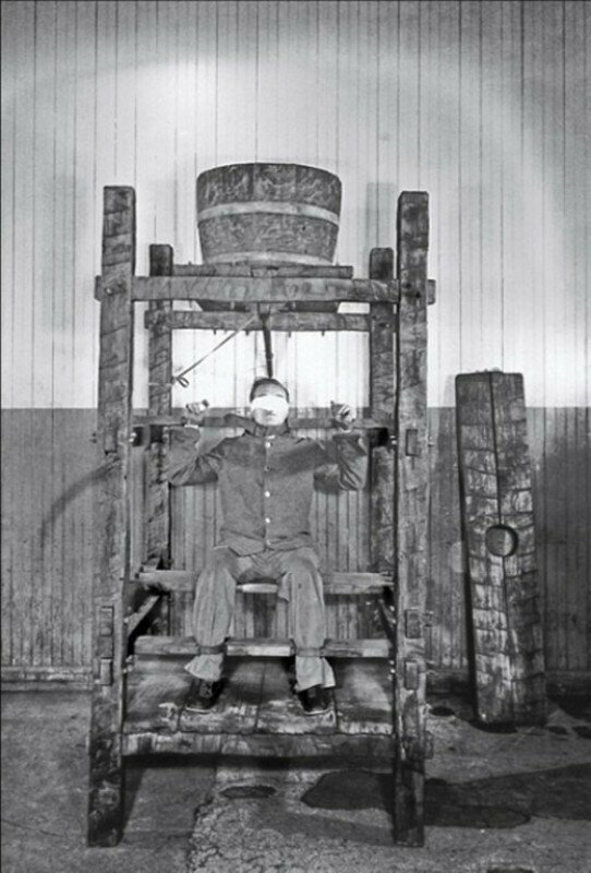 Заключённого американской тюрьмы Синг-синг подвергают китайской пытке водой, 1860 год. 