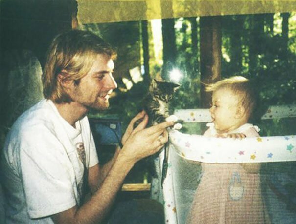26-летний Курт Кобейн показывает котенка своей дочери Фрэнсис, 1993 год.